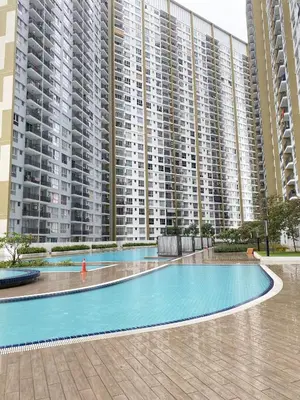 an empty swimming pool in front of a large building at Irizz Inn @Homestay Platinum Splendor in Kuala Lumpur