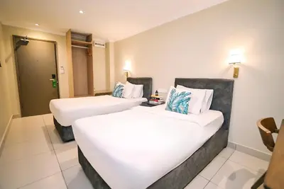 a hotel room with two beds in a room at Kingston Hotel 6 - Changkat, Bukit Bintang in Kuala Lumpur