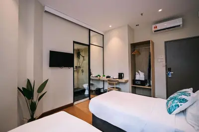 a hotel room with a bed and a tv at Kingston Hotel 4 - Hulo Bukit Bintang in Kuala Lumpur