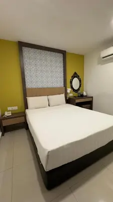 a bedroom with a large bed and a mirror at South of The Clouds HOTEL KL Sentral \u5409\u9686\u5761\u5f69\u4e91\u4e4b\u5357\u9152\u5e97-\u4e2d\u592e\u8f66\u7ad9\u5e97 in Kuala Lumpur