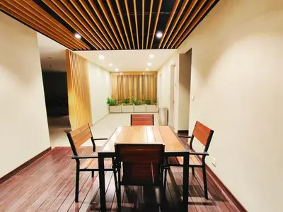 a dining room with a wooden table and chairs at \u5e02\u4e2d\u5fc3\u9ad8\u6863\u5957\u623f \u94fe\u63a5\u5730\u8dcc\u5546\u573a in Kuala Lumpur