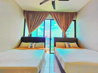 two beds sitting in a room with windows at \u5e02\u4e2d\u5fc3\u9ad8\u6863\u5957\u623f \u94fe\u63a5\u5730\u8dcc\u5546\u573a in Kuala Lumpur