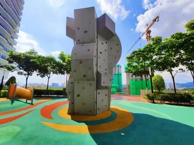 a climbing wall in a park with a crane at \u5e02\u4e2d\u5fc3\u9ad8\u6863\u5957\u623f \u94fe\u63a5\u5730\u8dcc\u5546\u573a in Kuala Lumpur