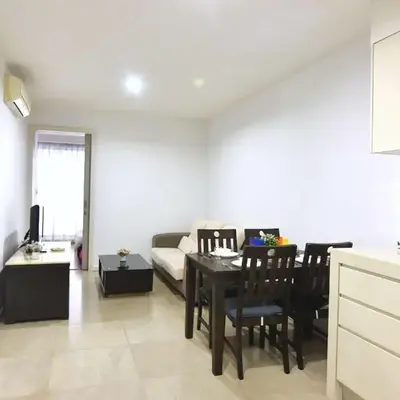 Modern 2BR Fairlane Retreat Steps from Lot 10