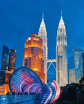 a view of the kuala lumpur city skyline at night at Hi\u8212\u9002\u5927\u5e8a\u623f klcc\u65c1 \u8f7b\u8f68\u65c1 \u65e0\u8fb9\u6e38\u6cf3\u6c60 in Kuala Lumpur