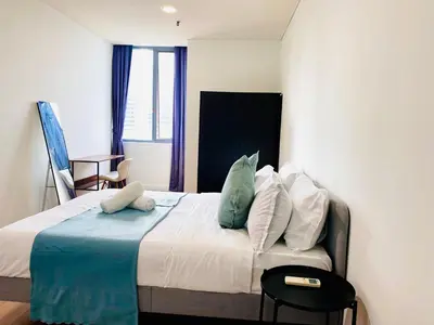 a bedroom with a bed with pillows on it at Hi\u8212\u9002\u5927\u5e8a\u623f klcc\u65c1 \u8f7b\u8f68\u65c1 \u65e0\u8fb9\u6e38\u6cf3\u6c60 in Kuala Lumpur