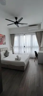a bedroom with a large bed and a ceiling fan at KLCC Agile Residences By Bukit Bentang Pevilion With Trx in Kuala Lumpur