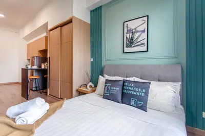 a bedroom with a bed with a blue wall at The Colony & Luxe Kuala Lumpur with Skypool by Cobnb in Kuala Lumpur