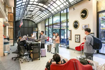 a group of people in a building with people sitting in chairs at \u5409\u9686\u5761Scarletz\u65af\u5609\u4e3d \u53cc\u5b50\u5854\u9644\u8fd1 \u65e0\u8fb9\u6cf3\u6c60 \u914d\u5065\u8eab\u623f \u5de5\u4f5c\u5ba4 in Kuala Lumpur
