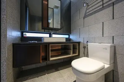 a bathroom with a white toilet and a sink at \u5409\u9686\u5761Scarletz\u65af\u5609\u4e3d \u53cc\u5b50\u5854\u9644\u8fd1 \u65e0\u8fb9\u6cf3\u6c60 \u914d\u5065\u8eab\u623f \u5de5\u4f5c\u5ba4 in Kuala Lumpur