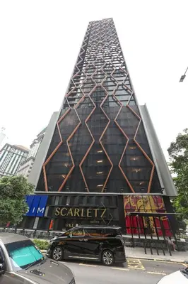 a car parked in front of a pyramid building at \u5409\u9686\u5761Scarletz\u65af\u5609\u4e3d \u53cc\u5b50\u5854\u9644\u8fd1 \u65e0\u8fb9\u6cf3\u6c60 \u914d\u5065\u8eab\u623f \u5de5\u4f5c\u5ba4 in Kuala Lumpur
