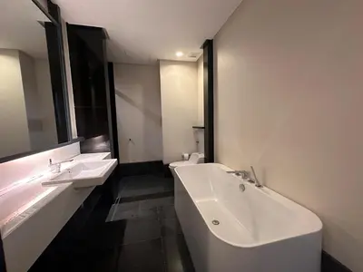 a white bathroom with two sinks and a tub at klcc\u53cc\u5b50\u5854\u6b65\u884c\u51e0\u5206\u949f \u5927\u4e00\u623f \u53ef\u4f4f\u4e8c\u4eba in Kuala Lumpur