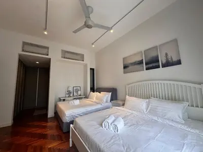 a bedroom with two beds with white sheets at klcc\u53cc\u5b50\u5854\u6b65\u884c\u51e0\u5206\u949f \u5927\u4e00\u623f \u53ef\u4f4f\u4e8c\u4eba in Kuala Lumpur