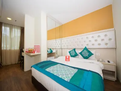 a bedroom with a large bed in a room at OYO 114 Sandpiper Hotel in Kuala Lumpur