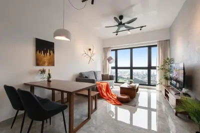 a living room with a dining room table and a tv at Agile Bukit Bintang BNB at KLCC #Located in TRX #5 mins to Pavilion &Bukit Bintang #Infinity Pool #Free Parking #中英文房东 in Kuala Lumpur