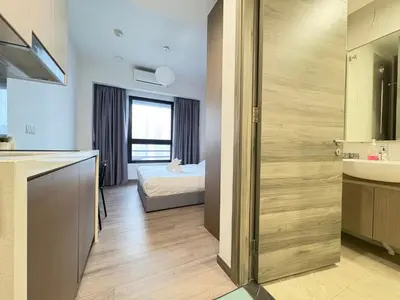 a room with a bed and a kitchen with a door at Agile Bukit Bintang BNB at KLCC #Located in TRX #5 mins to Pavilion &Bukit Bintang #Infinity Pool #Free Parking #中英文房东 in Kuala Lumpur