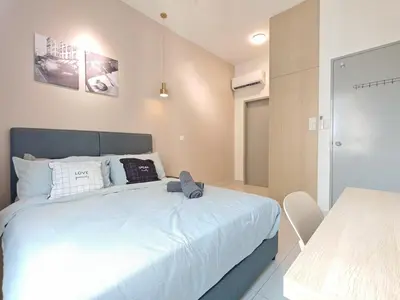 a bedroom with a large white bed in a room at O 3 Room 200mbps wifi near Mrt Lrt HKL PWTC KLCC in Kuala Lumpur