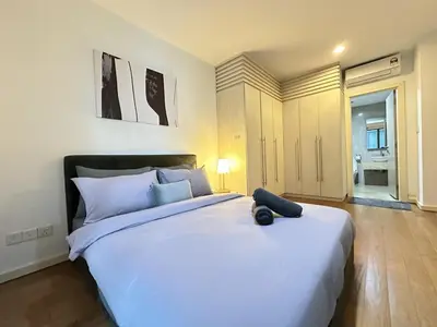 a bedroom with a large white bed in a room at Bintang Fairlane Residence, 1 Min to Pavilion KL, Spacious Fam Suite 2B2R in Kuala Lumpur