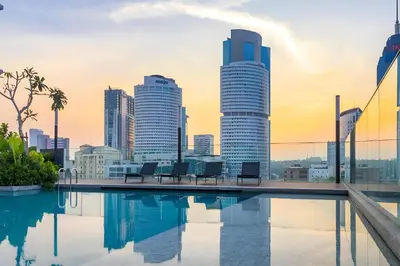 a swimming pool with a city skyline in the background at KLCC Quill Residences by Avery #Located in the City Center #10 mins walk to Twin Towers #Infinity pool#\u4e2d\u82f1\u6587\u623f\u4e1c in Kuala Lumpur