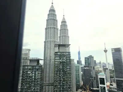a view of the petronas twin skyscrapers at A1 Hospitality At Star Residence KLCC in Kuala Lumpur