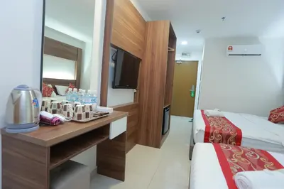 a room with a bed and a desk in a hotel room at Bitz Bintang Hotel in Kuala Lumpur