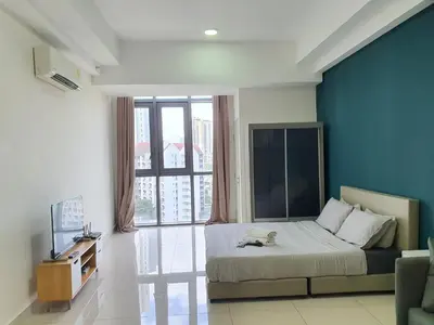 a bedroom with a large bed with a blue wall at Vivo Soho Suite @ Mid Valley Old Klang Road KL in Kuala Lumpur