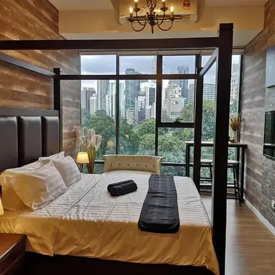 Romantic Log Cabin - walk to KL Tower
