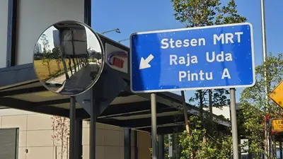 a blue street sign and a mirror in front of a building at Homestay Jalan Tun Razak walking distance IJN, HKL, MRT Raja Uda, PUSRAWI, KPJ, PERKESO, Istana Budaya Гостевой дом Куала-Лумпур โฮมสเตย์ กัวลาลัมเปอร์ in Kuala Lumpur