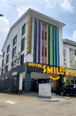 a hotel with a sign that reads hotel smiles at Smile Hotel Cheras Sri Permaisuri in Kuala Lumpur