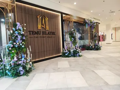 a store front with flowers in a mall at Stylish KL Suite, KLCC View, Next to LRT, Datum Jelatek By Atlantis Management in Kuala Lumpur